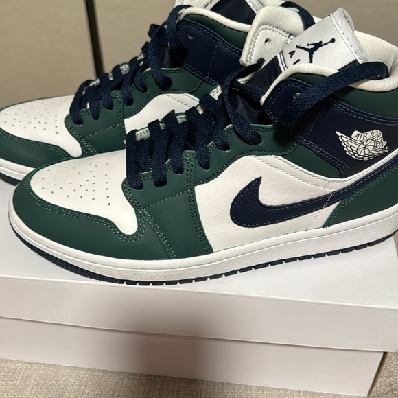 Air Jordan 1 Mid - Picture 4 of 8